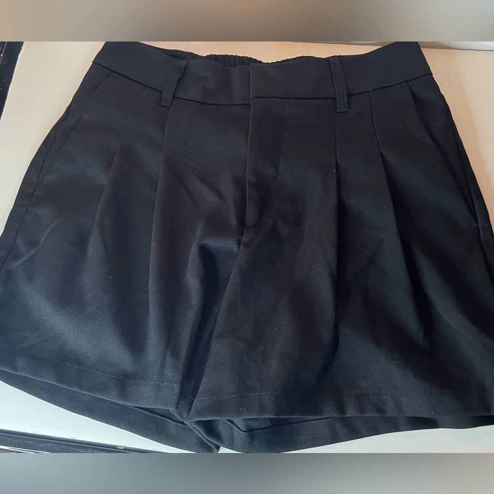 Urban Outfitters NWT M Black Pleated Kennedy Shorts Medium